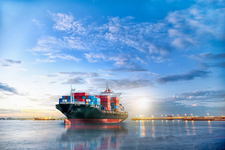 集装箱船进出口业务和物流产品。水运